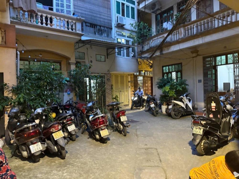 Nhà riêng 5 tầng, sân riêng, ban công 30m2 tại Quan Nhân - Giá 6.9 tỷ