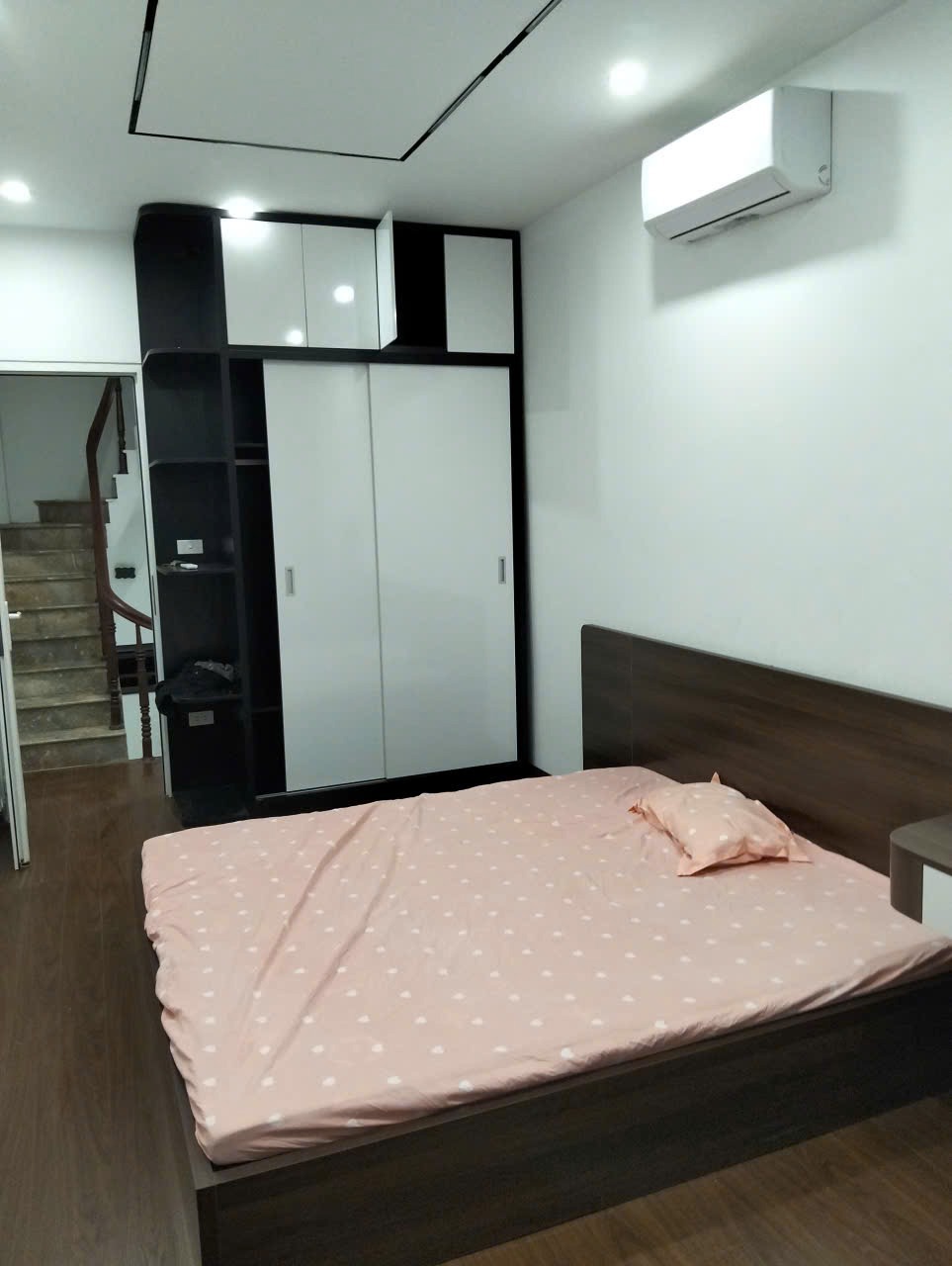 Nhà riêng 5 tầng, sân riêng, ban công 30m2 tại Quan Nhân - Giá 6.9 tỷ