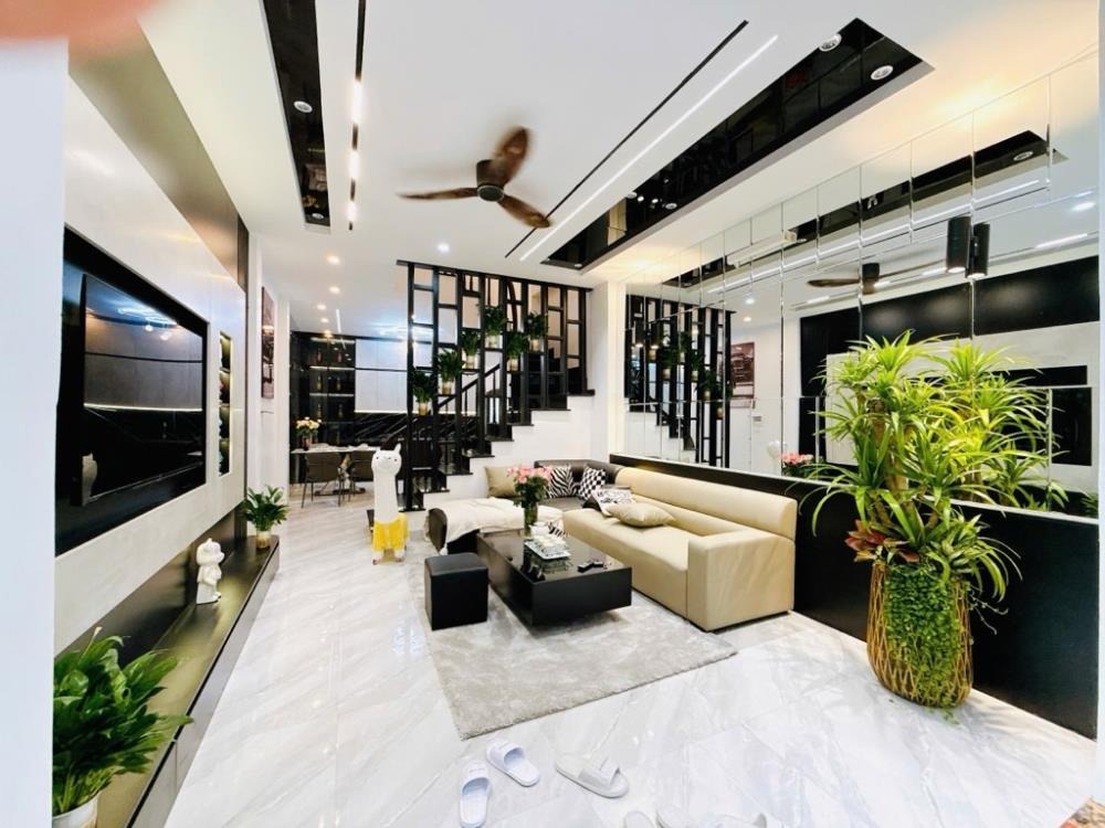 Siêu phẩm Nhà Đẹp Đống Đa - Ô tô đỗ cửa, Full Nội thất, Giá Tốt