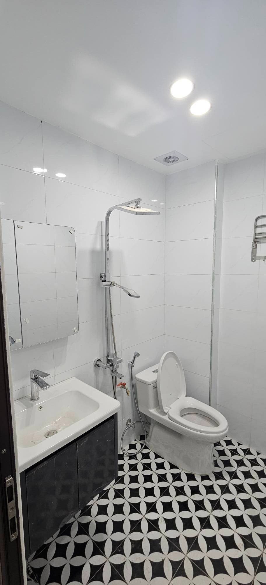 Nhà phố 6 tầng, thang máy, Xuân Thủy - Vị trí đắc địa, kinh doanh, đầu tư