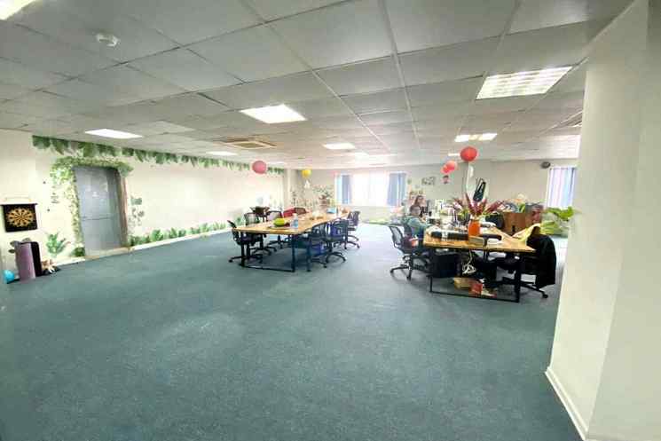 toà nhà thương mại Long Biên, 255m x 8tầng, mặt tiền 17.5m, dòng tiền 200tr/tháng