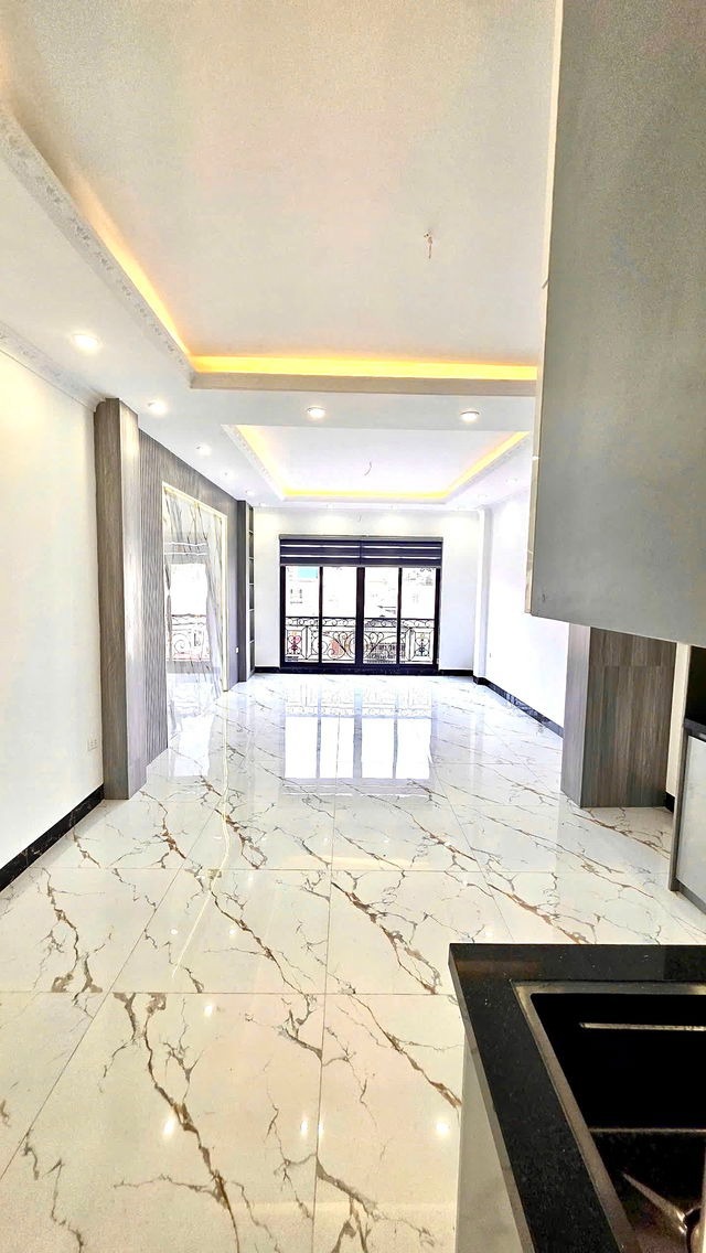 Bán Nhà Phân Lô Cao Cấp 8 Tầng, Thang Máy, Gara Ô Tô - Ngõ Thông 5m - Vị Trí Đắc Địa