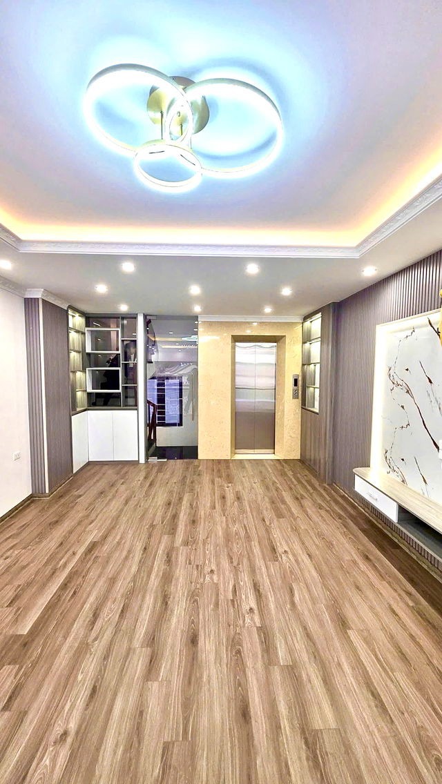 Bán Nhà Phân Lô Cao Cấp 8 Tầng, Thang Máy, Gara Ô Tô - Ngõ Thông 5m - Vị Trí Đắc Địa
