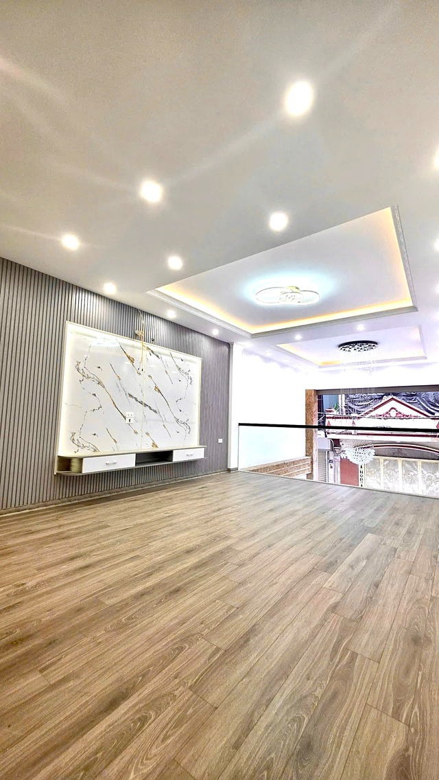 Bán Nhà Phân Lô Cao Cấp 8 Tầng, Thang Máy, Gara Ô Tô - Ngõ Thông 5m - Vị Trí Đắc Địa