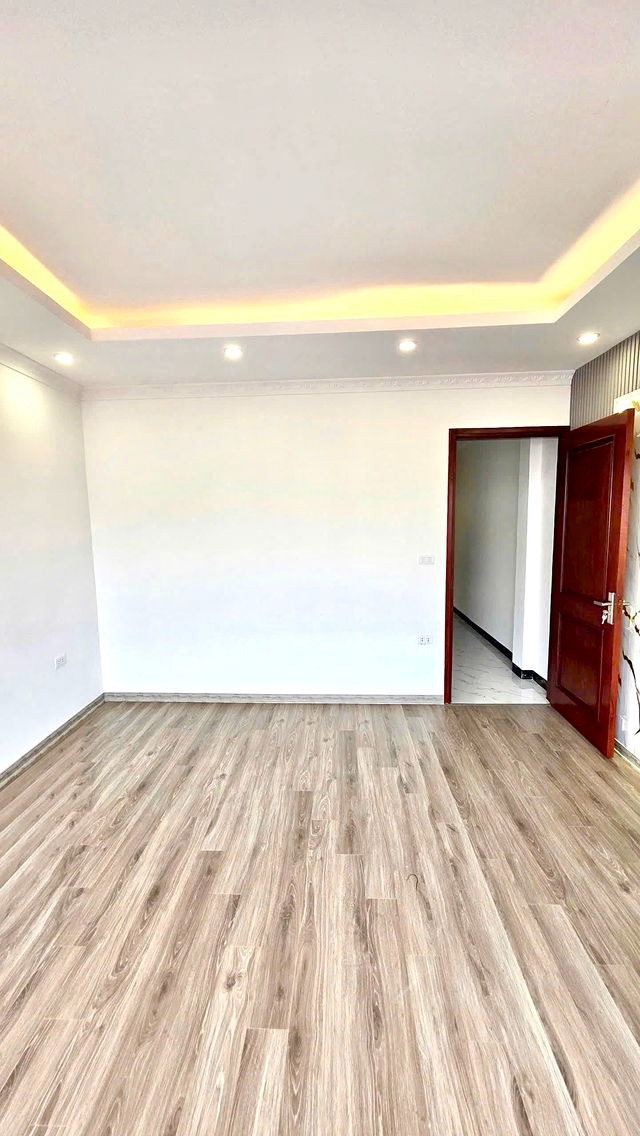 Bán Nhà Phân Lô Cao Cấp 8 Tầng, Thang Máy, Gara Ô Tô - Ngõ Thông 5m - Vị Trí Đắc Địa