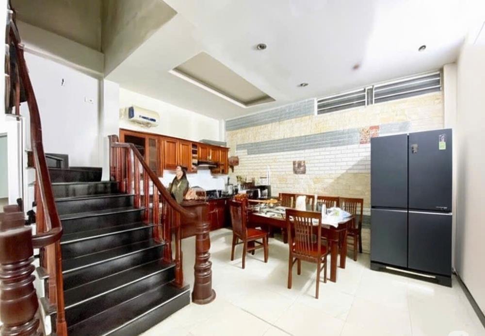 Bán nhà mặt phố Trần Thái Tông, 62m2, 5 tầng, MT 4.5m, giá 13.8 tỷ
