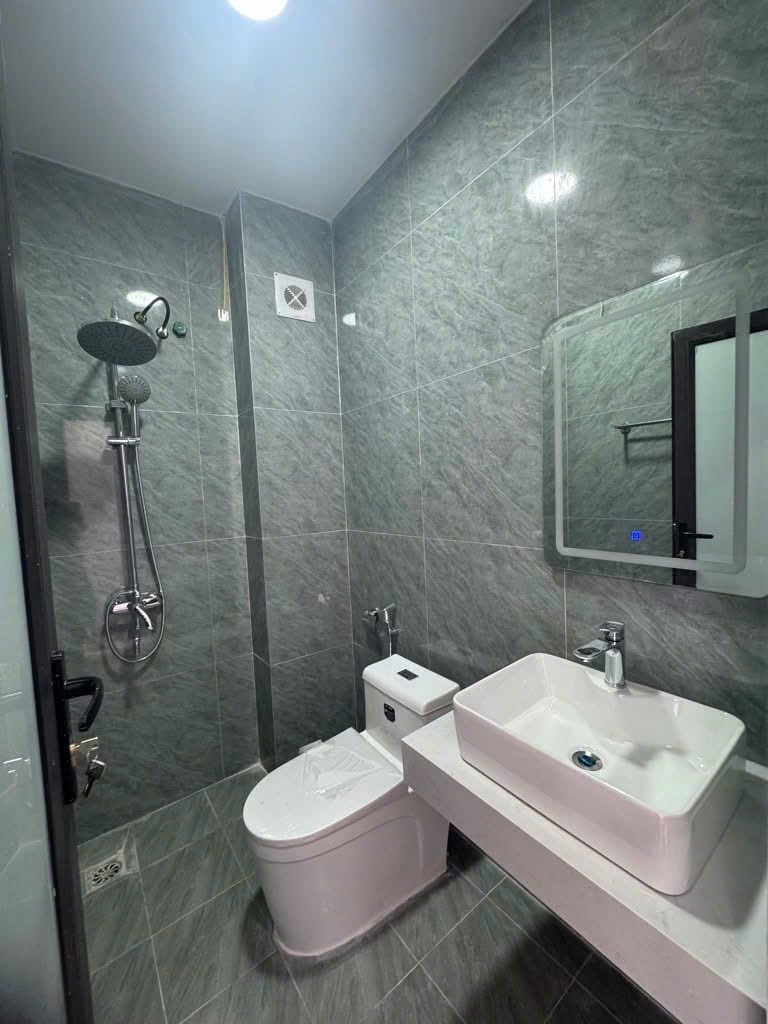 Bán Nhà Hồng Tiến, Bồ Đề 7 Tầng, 42m², MT4m, Ô Tô Vào Nhà - Giá 14 tỷ