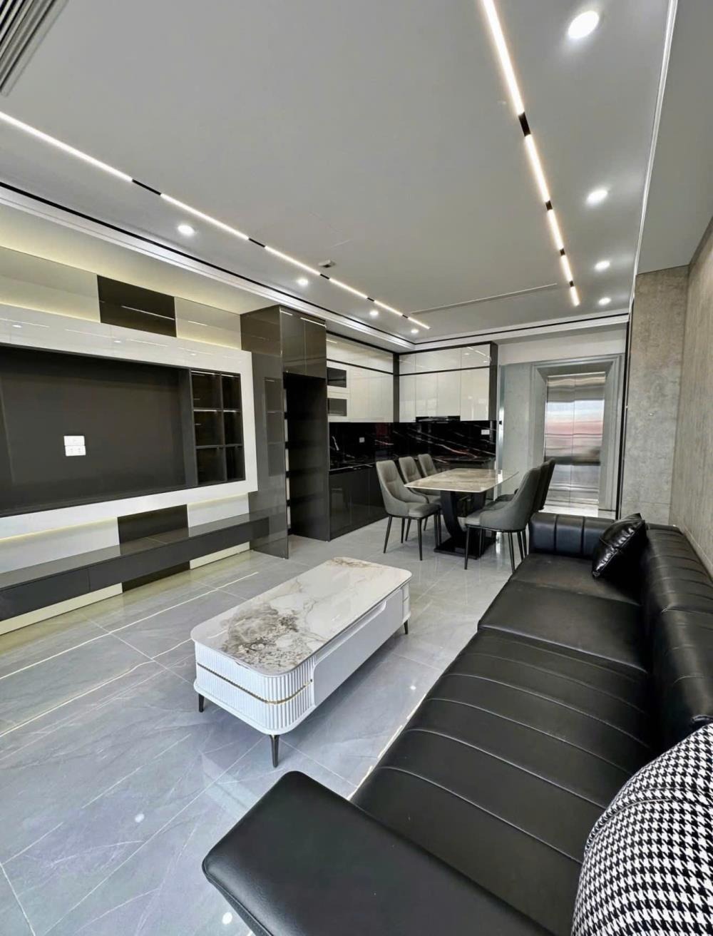 Bán Nhà Hồng Tiến, Bồ Đề 7 Tầng, 42m², MT4m, Ô Tô Vào Nhà - Giá 14 tỷ