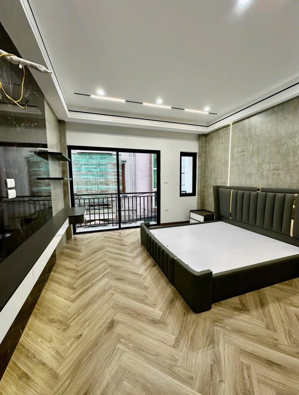Bán Nhà Hồng Tiến, Bồ Đề 7 Tầng, 42m², MT4m, Ô Tô Vào Nhà - Giá 14 tỷ