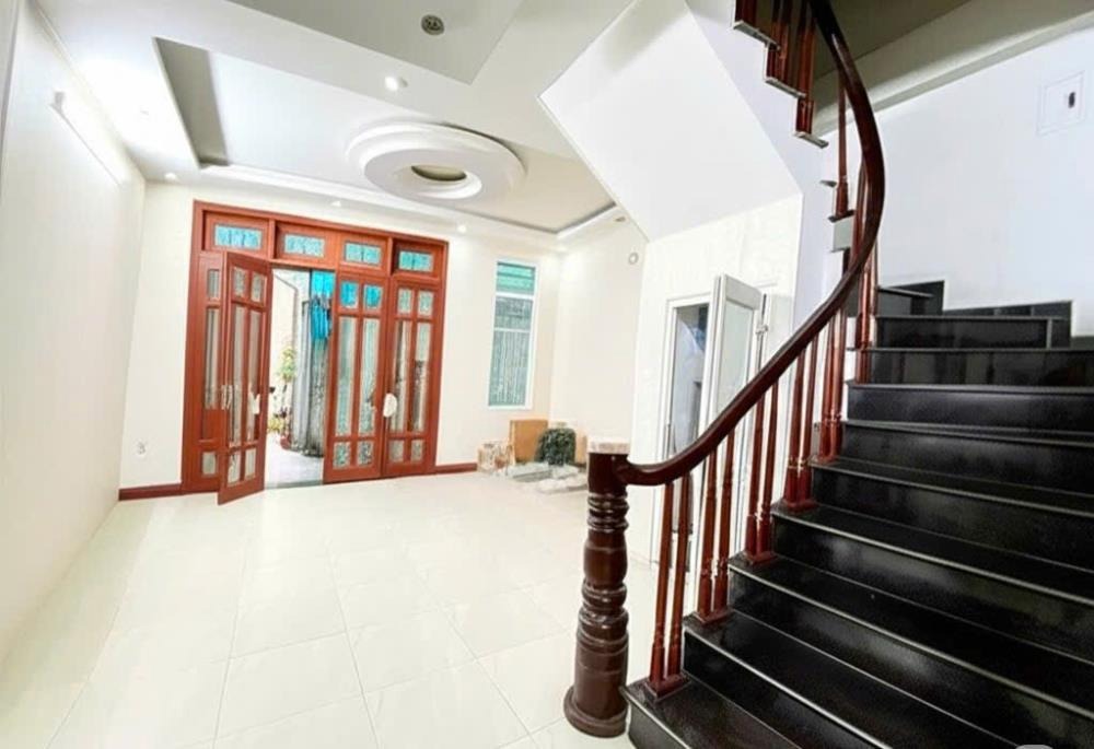 Bán nhà mặt phố Trần Thái Tông, 62m2, 5 tầng, MT 4.5m, giá 13.8 tỷ