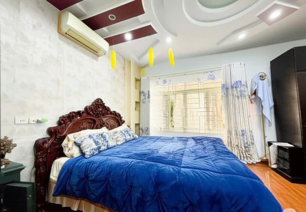 Bán nhà mặt phố Trần Thái Tông, 62m2, 5 tầng, MT 4.5m, giá 13.8 tỷ