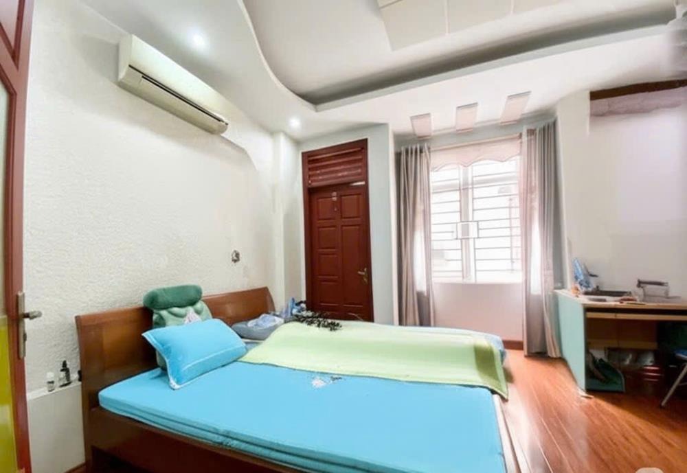 Bán nhà mặt phố Trần Thái Tông, 62m2, 5 tầng, MT 4.5m, giá 13.8 tỷ