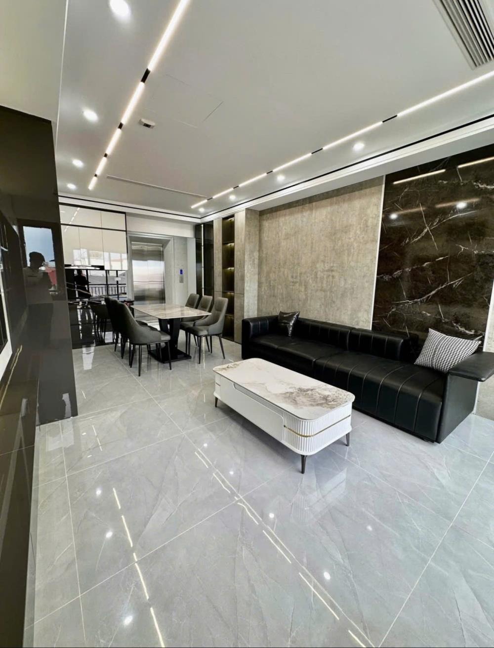 Bán Nhà Hồng Tiến, Bồ Đề 7 Tầng, 42m², MT4m, Ô Tô Vào Nhà - Giá 14 tỷ