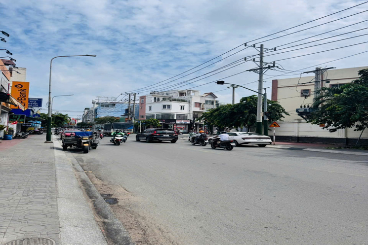 BÁN NHÀ DĨ AN -MỚI ĐẸP – KCN SÓNG THẦN – XE HƠI VÀO TẬN NHÀ -CHỈ 3.55 TỶ