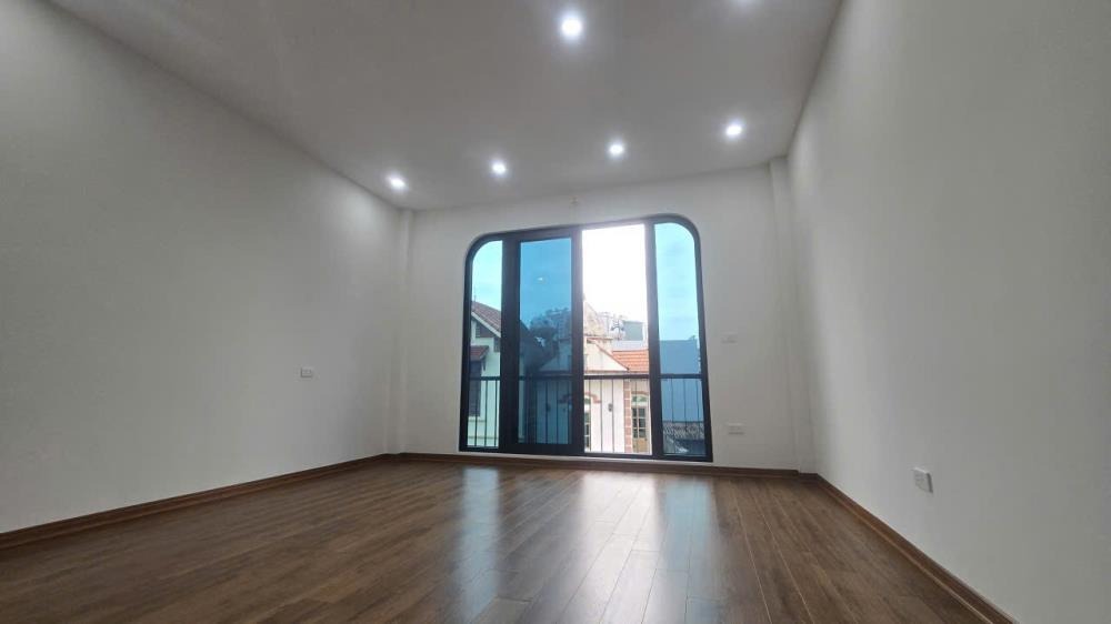 Bán nhà Long Biên - 40m2 x 4.5 tầng, Mặt tiền rộng, Giá 6.95 tỷ