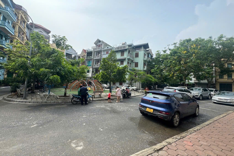 Siêu phẩn Căn chung cư F home Xuân La, Tây Hồ, 132m, tầng 4, ban công cực thoáng! full đồ!