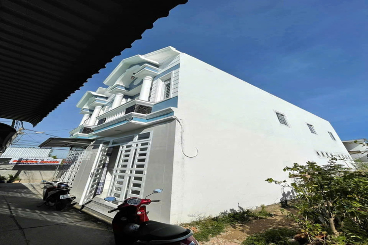 NHÀ MỚI ĐẸP - HOÀN CÔNG - NẰM KẾ ĐẠI HỌC CN