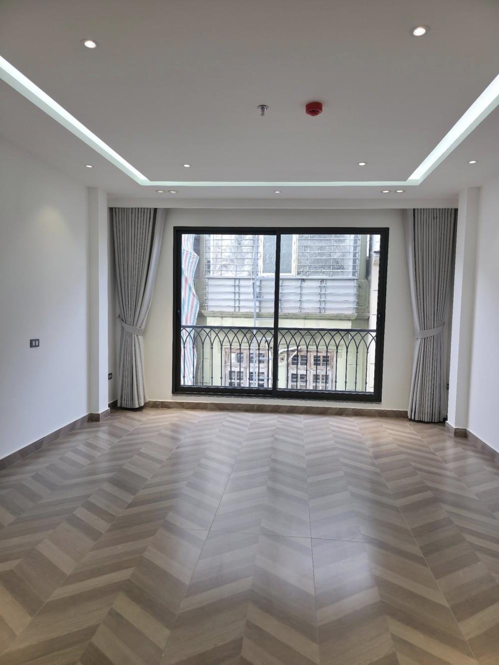 Bán Biệt Thự Hoàng Quốc Việt 65m2, 7 Tầng, Mặt Tiền 4.5m, Phân Lô - 31.8 Tỷ