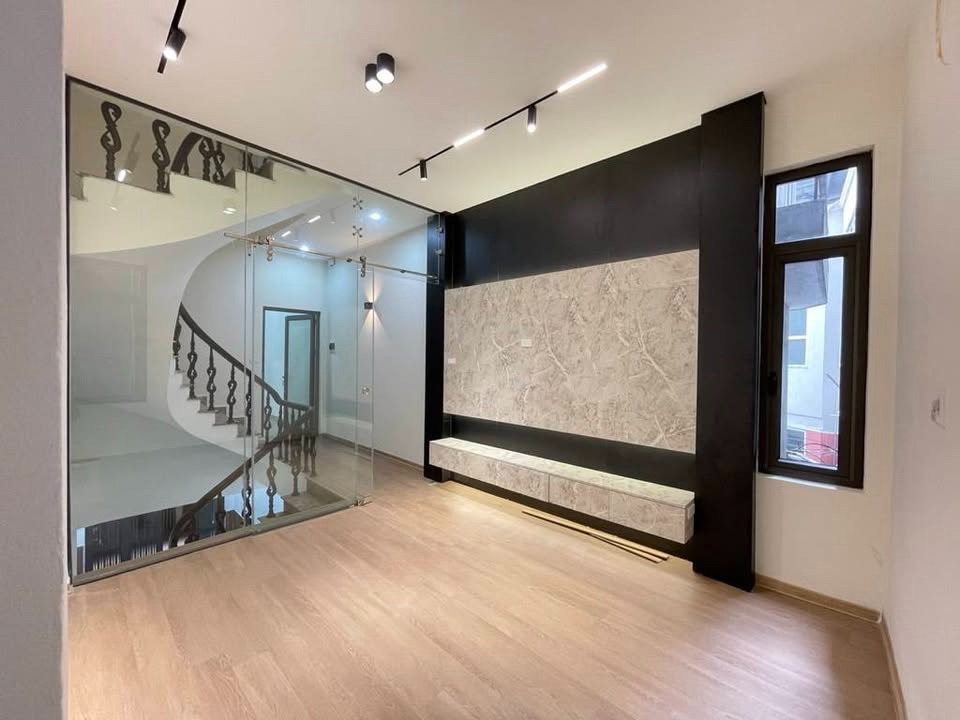 Bán Nhà Phố Nguyễn Sơn - 45m² - Giá 11 Tỷ - Vị Trí Đẹp