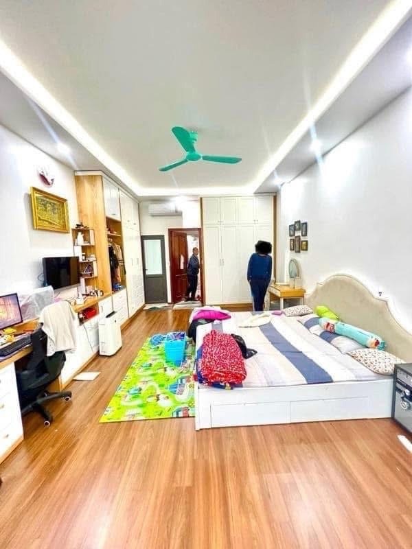 Mặt Phố Hoàng Hoa Thám - Tây Hồ: 40m² x 5 Tầng, Thang Máy, Kinh Doanh Sầm Uất