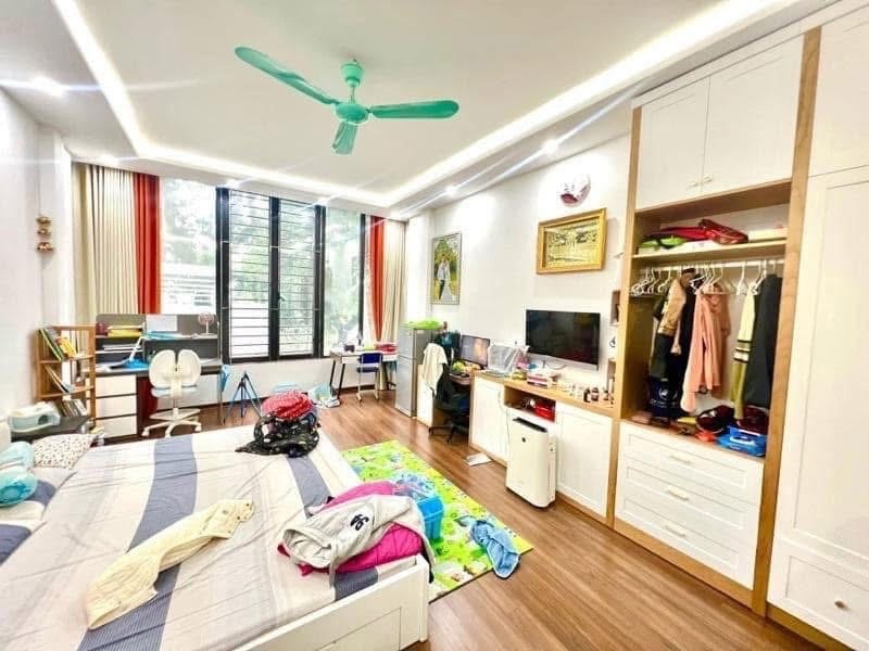 Mặt Phố Hoàng Hoa Thám - Tây Hồ: 40m² x 5 Tầng, Thang Máy, Kinh Doanh Sầm Uất