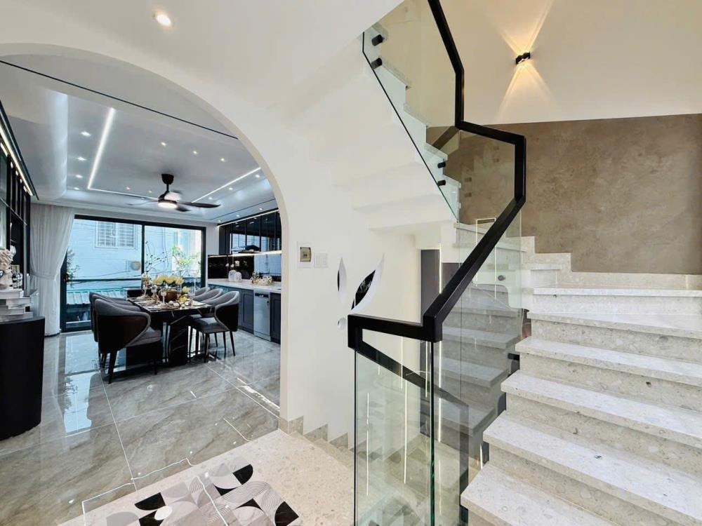 Bán Nhà Quận 3 - CMT8, 72m2, 3 Tầng, Giá 12.5 Tỷ - Vị Trí Đắc Địa
