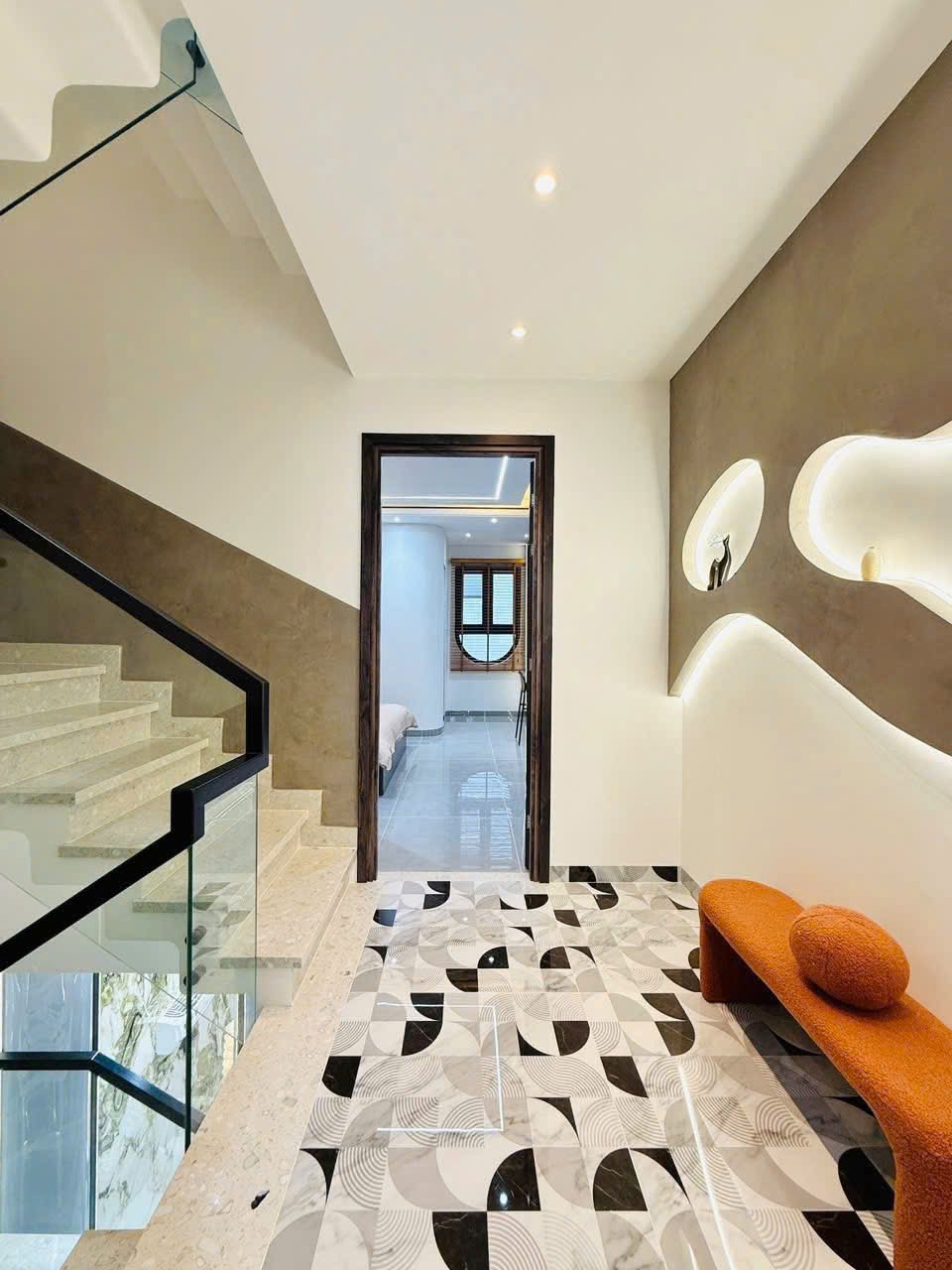 Bán Nhà Quận 3 - CMT8, 72m2, 3 Tầng, Giá 12.5 Tỷ - Vị Trí Đắc Địa