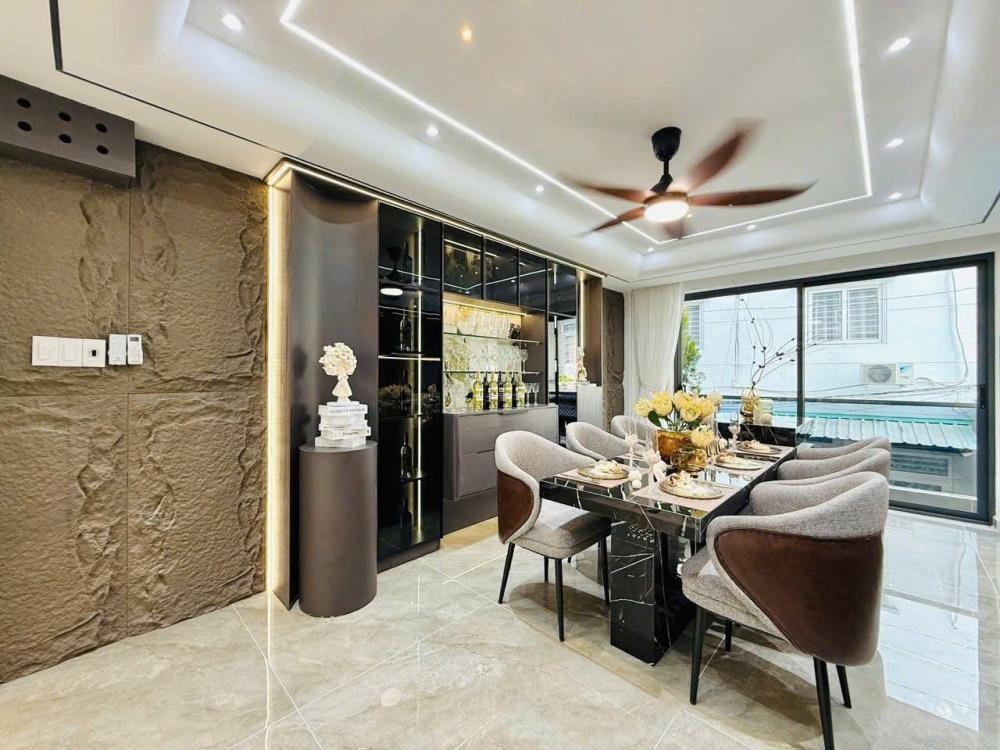 Bán Nhà Quận 3 - CMT8, 72m2, 3 Tầng, Giá 12.5 Tỷ - Vị Trí Đắc Địa