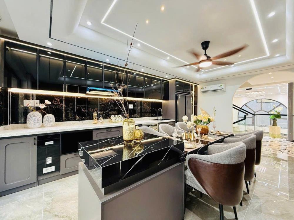 Bán Nhà Quận 3 - CMT8, 72m2, 3 Tầng, Giá 12.5 Tỷ - Vị Trí Đắc Địa