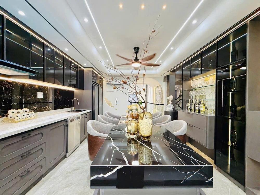Bán Nhà Quận 3 - CMT8, 72m2, 3 Tầng, Giá 12.5 Tỷ - Vị Trí Đắc Địa