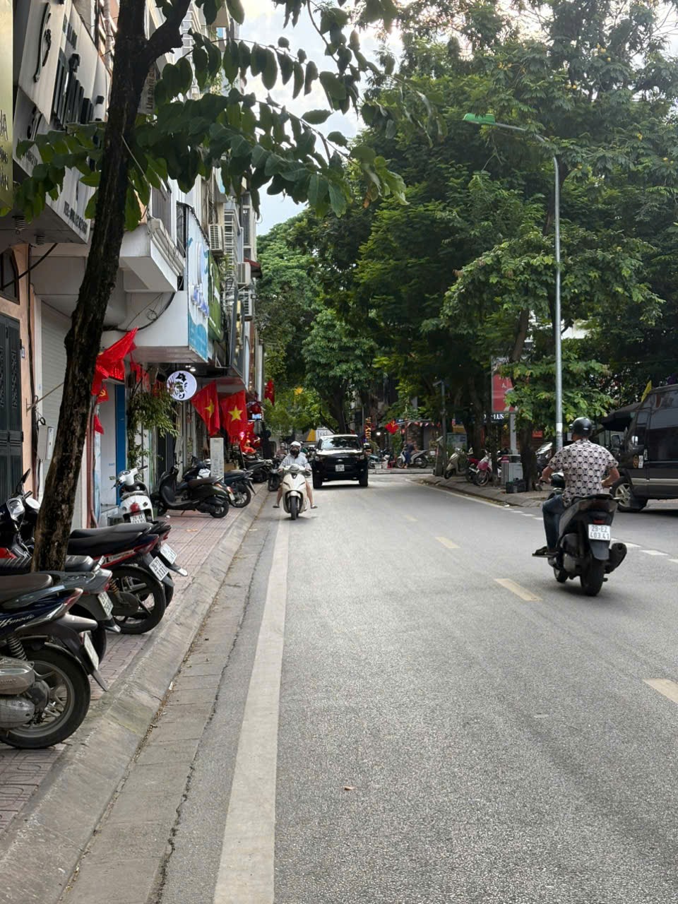 Bán nhà mặt phố Nguyễn Công Hoan - Lô Góc - 3 Thoáng - Thang Máy - Giá 36.5 tỷ