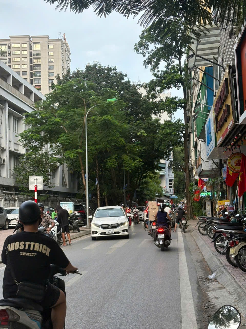 Bán nhà mặt phố Nguyễn Công Hoan - Lô Góc - 3 Thoáng - Thang Máy - Giá 36.5 tỷ