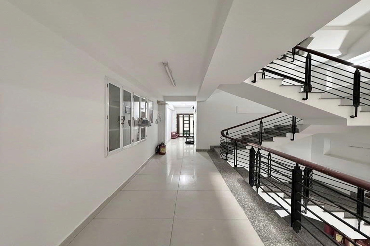 TÒA NHÀ 6 TẦNG – 20 PHÒNG KHÉP KÍN – NGAY ĐH VĂN LANG – 94M² (4x24) – THU NHẬP 1 TỶ/NĂM