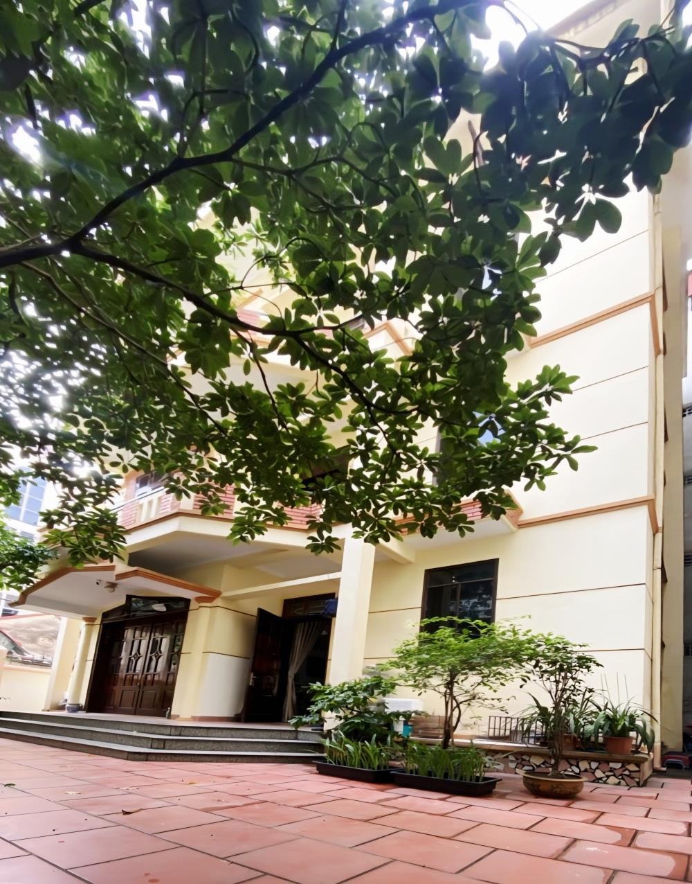 Bán Biệt Thự Sân Vườn Xuân Thủy, Cầu Giấy - 154m2, Mặt Tiền Rộng, Giá 41.5 Tỷ