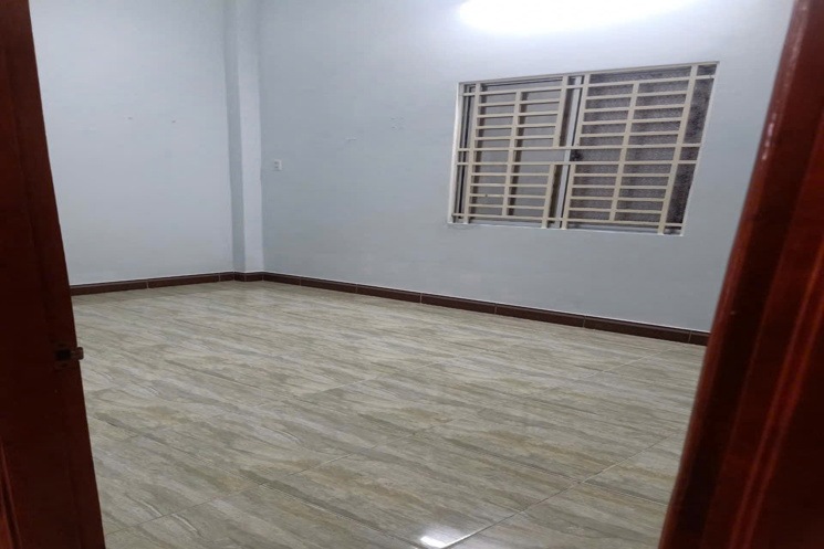 Nhà 8  triệu 4 phòng ngủ có sân đậu ô tô