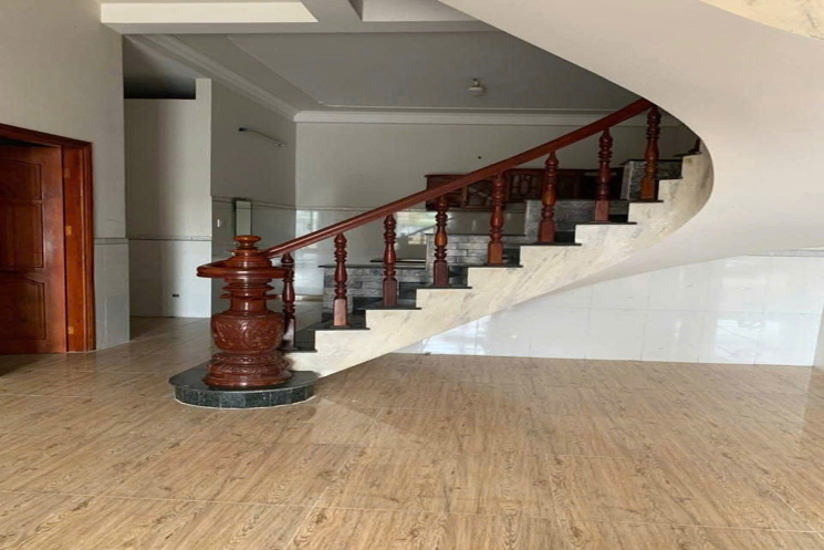 Nhà 8  triệu 4 phòng ngủ có sân đậu ô tô