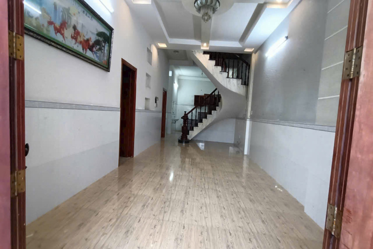 Nhà 8  triệu 4 phòng ngủ có sân đậu ô tô