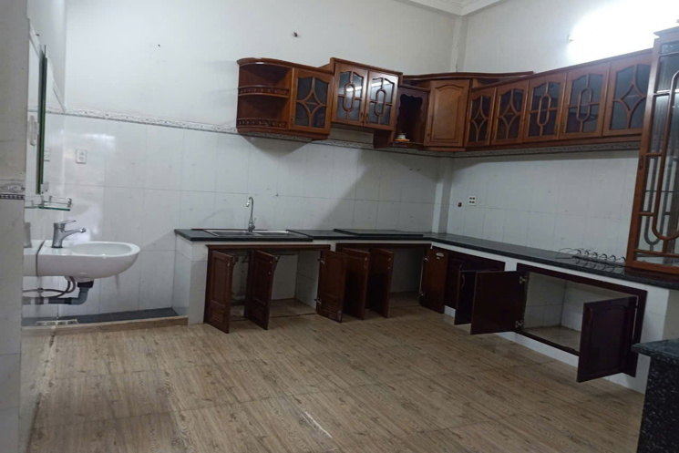 Nhà 8  triệu 4 phòng ngủ có sân đậu ô tô