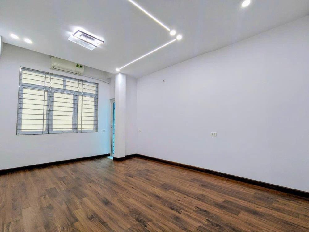 Bán nhà mặt phố Tôn Đức Thắng, Đống Đa - 50m2, 3 tầng, Mặt tiền 3.7m - Giá 35 tỷ