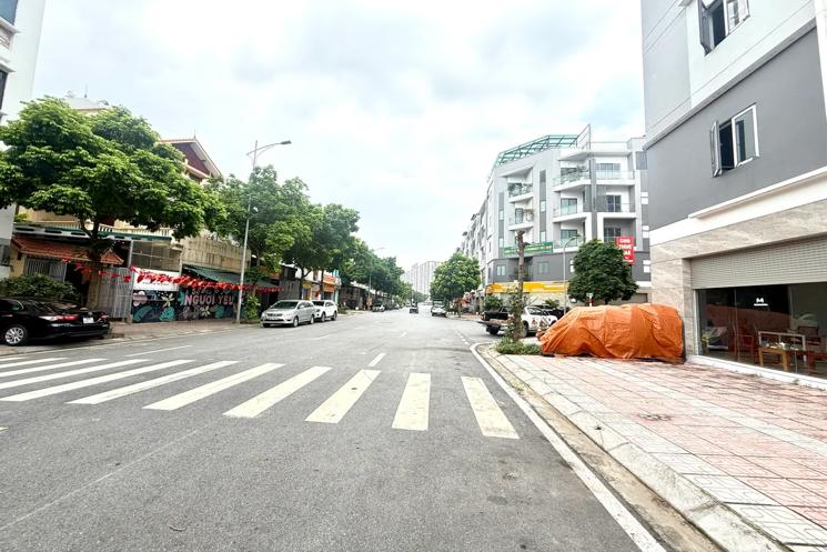 NHÀ MỚI Ô TÔ ĐỖ CỬA VÀO NHÀ Phố Lý Sơn 73m2  6 tầng mặt tiền 5m,17.2 tỷ Long Biên Hà Nội