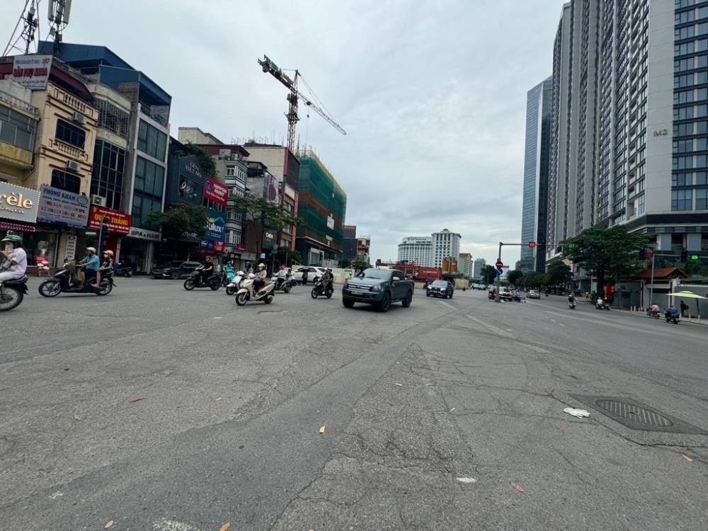 Bán nhà mặt phố Kim Mã, Ba Đình - Vị trí đắc địa, vỉa hè rộng 35.5 tỷ