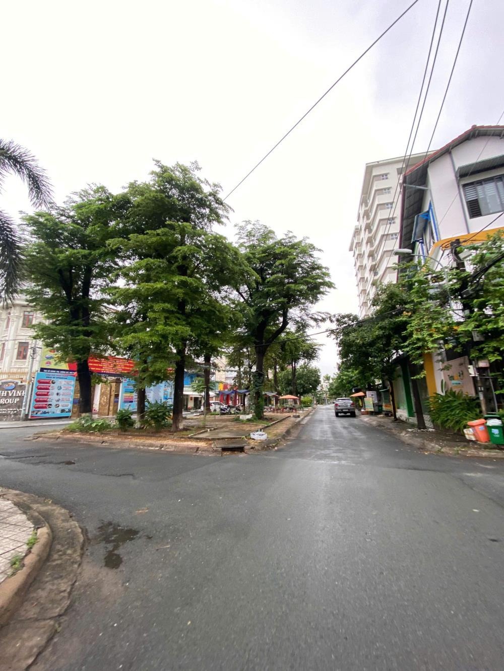 Bán Nhà 3 Tầng Quận 9 (Cũ) - Vị Trí Đắc Địa, Giá 6 Tỷ