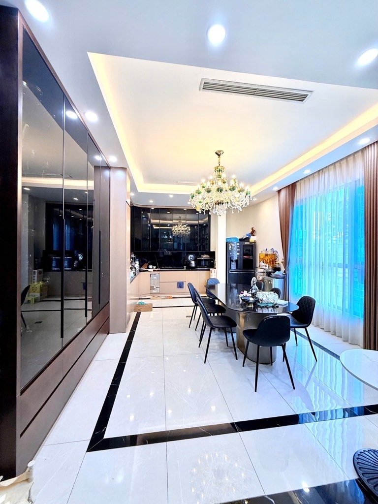 Nhà Góc 3 Mặt Thoáng, 7 Tầng Thang Máy, Nội Thất Nhập Khẩu - Hoàn Kiếm
