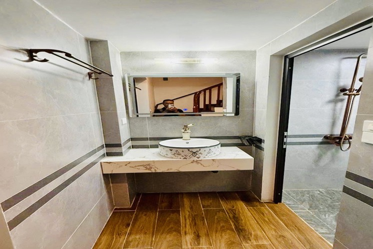 NHÀ MỚI KÍNH KOONG - Ô TÔ ĐỖ CỬA - HIỆN ĐẠI SANG TRỌNG - NỘI THẤT CỰC CHẤT_ 5 TẦNG -32/35M2 –10,8 TỶ