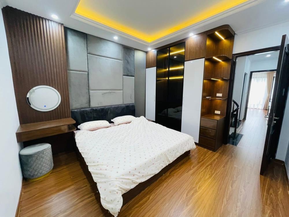 Nhà Tây Hồ 6 Tầng, 51m² - 13.7 Tỷ - Gần Hồ Tây, Ô Tô Tránh