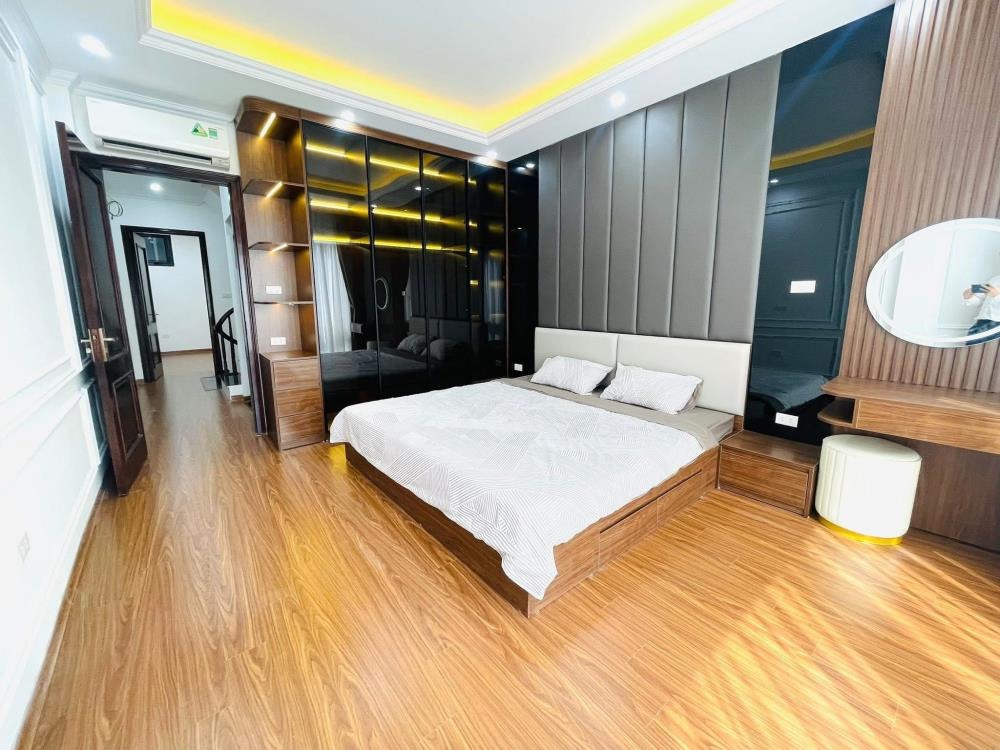 Nhà Tây Hồ 6 Tầng, 51m² - 13.7 Tỷ - Gần Hồ Tây, Ô Tô Tránh