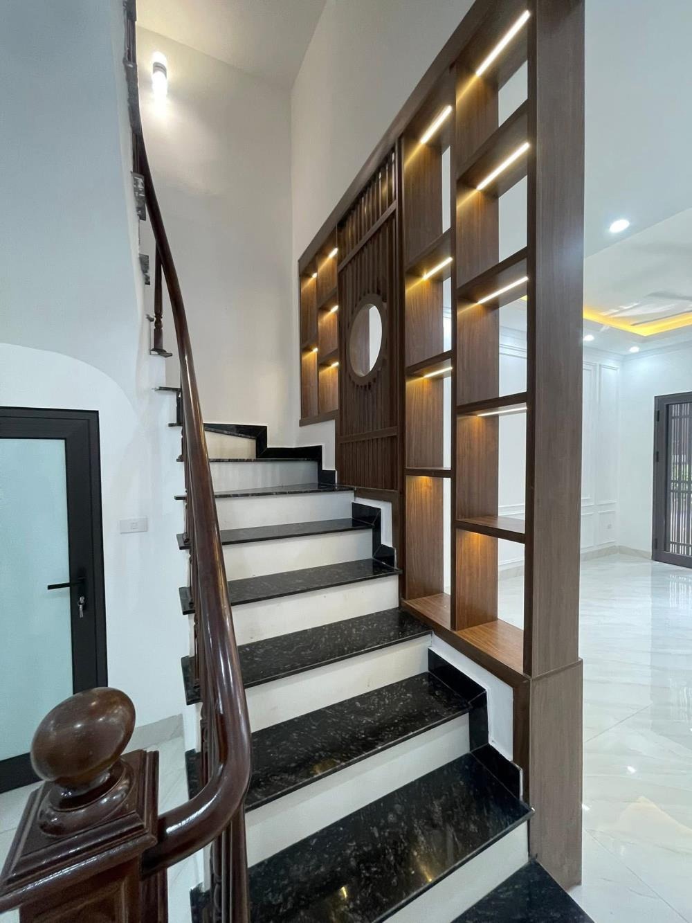 Nhà Tây Hồ 6 Tầng, 51m² - 13.7 Tỷ - Gần Hồ Tây, Ô Tô Tránh