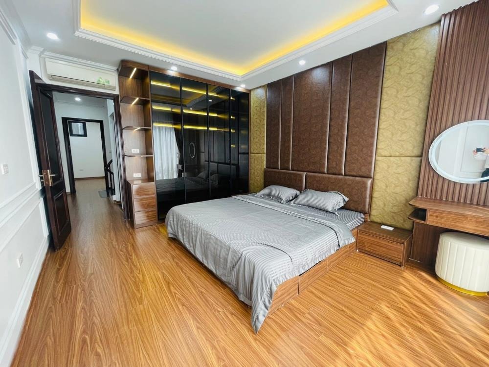 Nhà Tây Hồ 6 Tầng, 51m² - 13.7 Tỷ - Gần Hồ Tây, Ô Tô Tránh