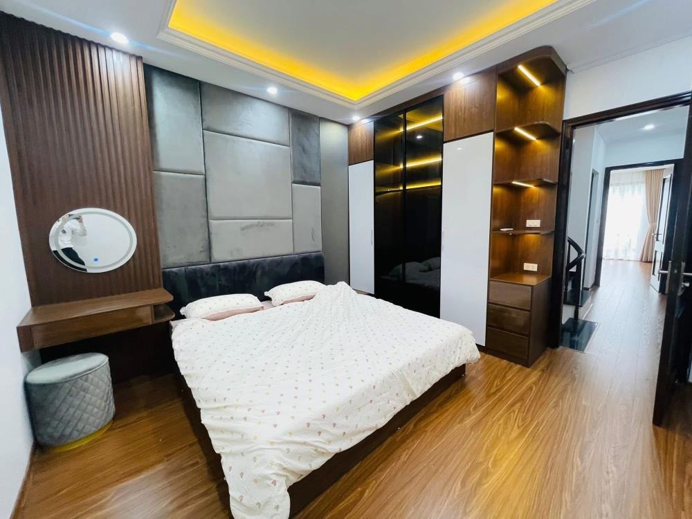 Nhà Tây Hồ 6 Tầng, 51m² - 13.7 Tỷ - Gần Hồ Tây, Ô Tô Tránh