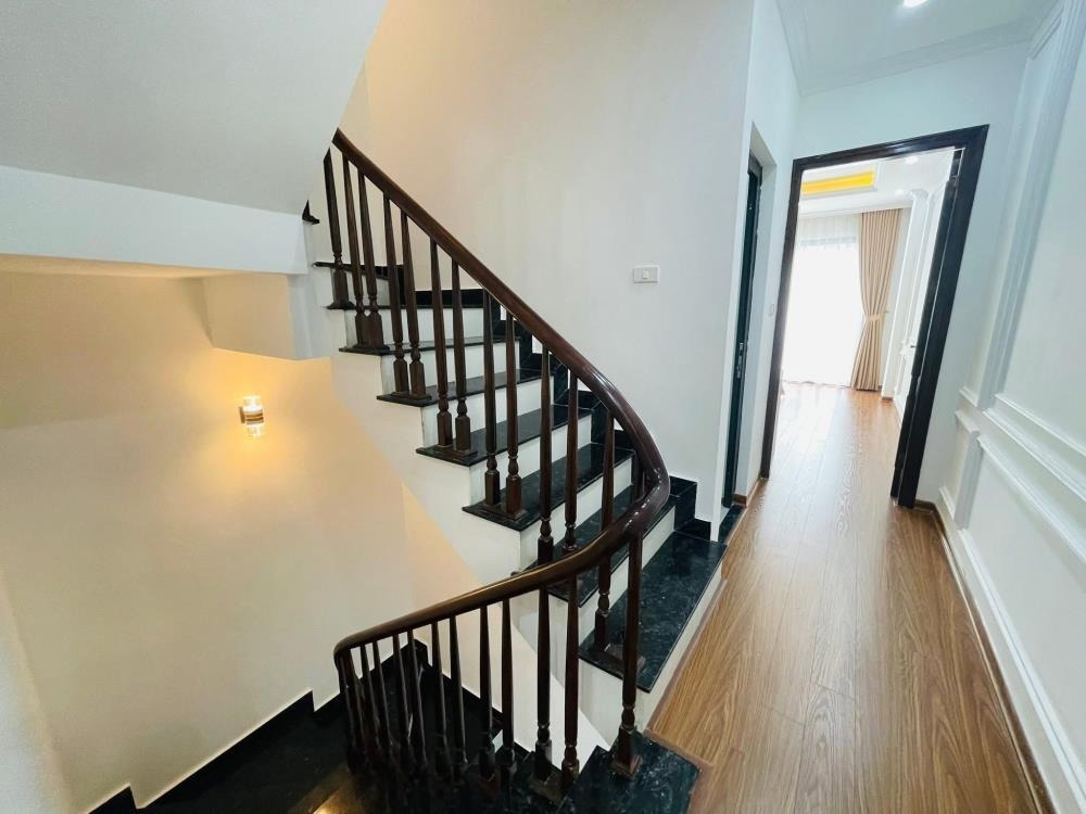 Nhà Tây Hồ 6 Tầng, 51m² - 13.7 Tỷ - Gần Hồ Tây, Ô Tô Tránh